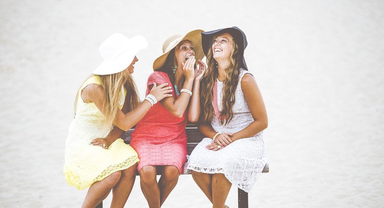 women bench-1853958_1280